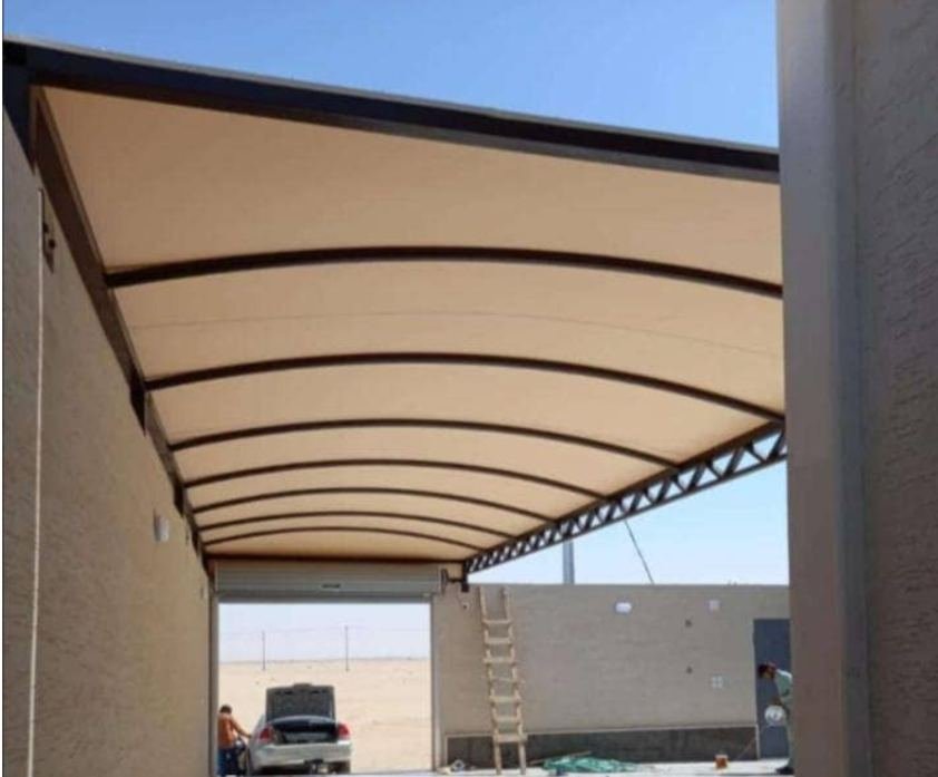 مظلة سيارات منحنية في الرياض